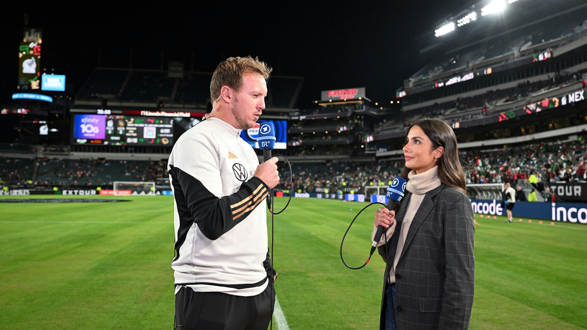 Julian Nagelsmann spricht vor dem Spiel mit TV-Moderatorin Lea Wagner.