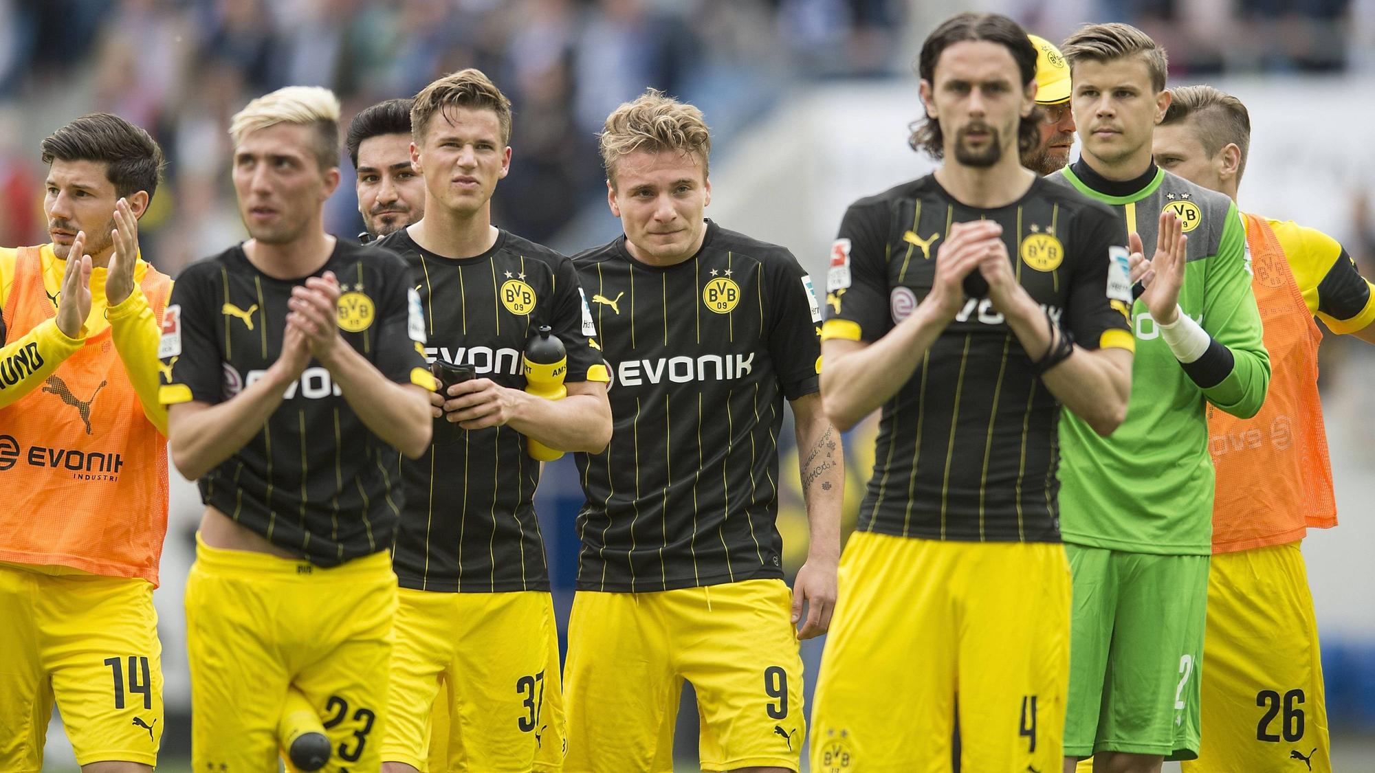 Die BVB-Profis bedanken sich klatschend bei den Fans.