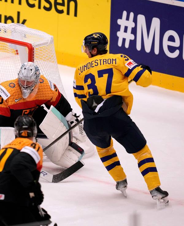 DEB-Torhüter Philipp Grubauer (M.) pariert vor dem schwedischen Spieler Isac Lundeström (r.).