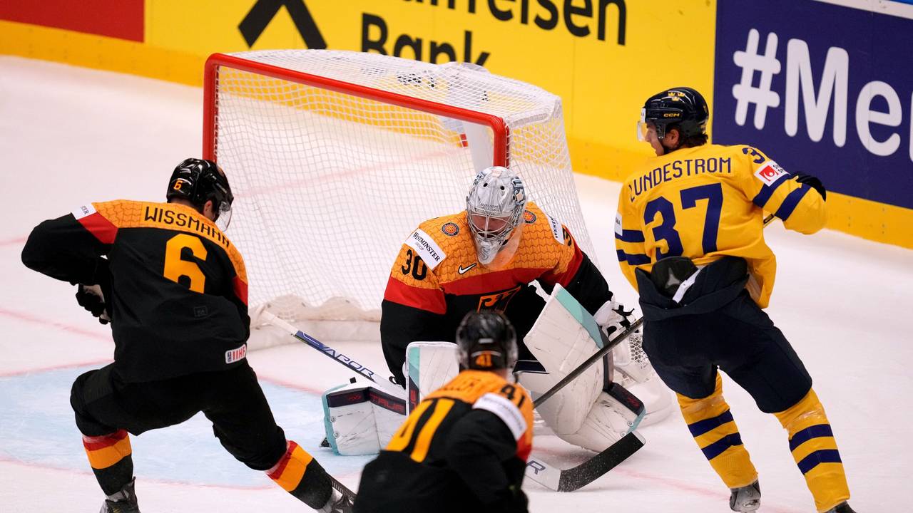 DEB-Torhüter Philipp Grubauer (M.) pariert vor dem schwedischen Spieler Isac Lundeström (r.).