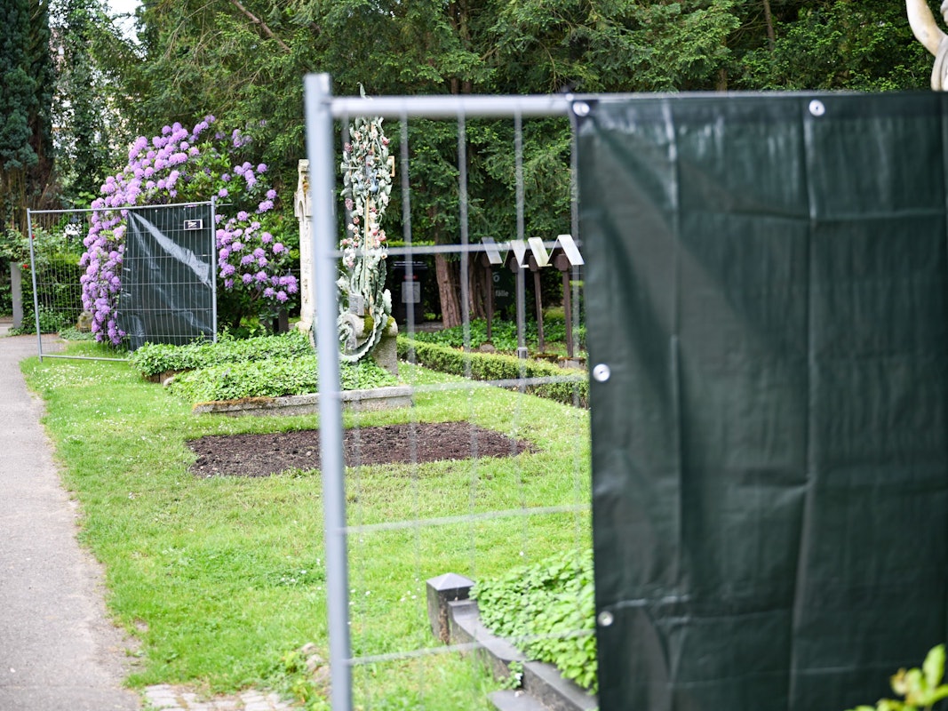 Die Grabstätte von Wolfgang Schäuble ist hinter einer Absperrung auf dem Friedhof.