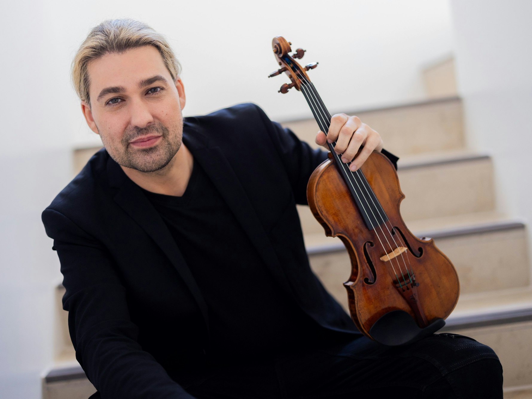 Geiger David Garrett sitzt in der Flora.
