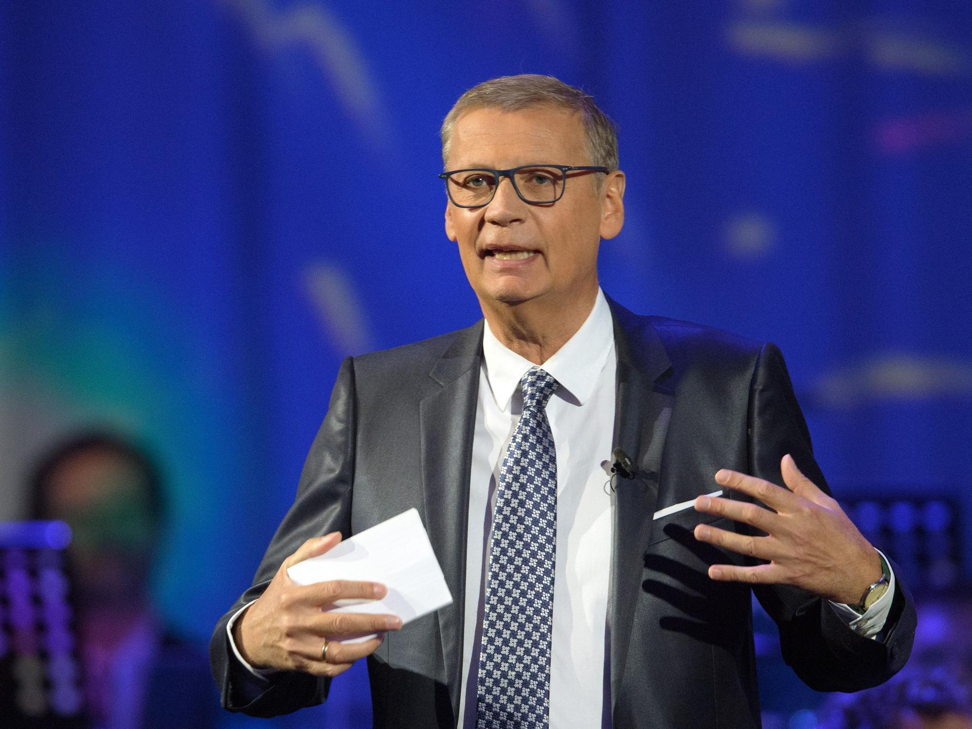 Günther Jauch moderiert in der Metropolis-Halle beim Festakt zum 30. Jahrestag der Deutschen Einheit eine Talkrunde.