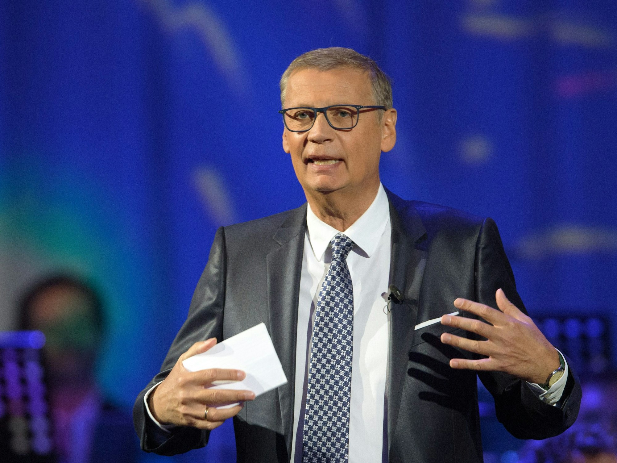 Günther Jauch moderiert in der Metropolis-Halle beim Festakt zum 30. Jahrestag der Deutschen Einheit eine Talkrunde.
