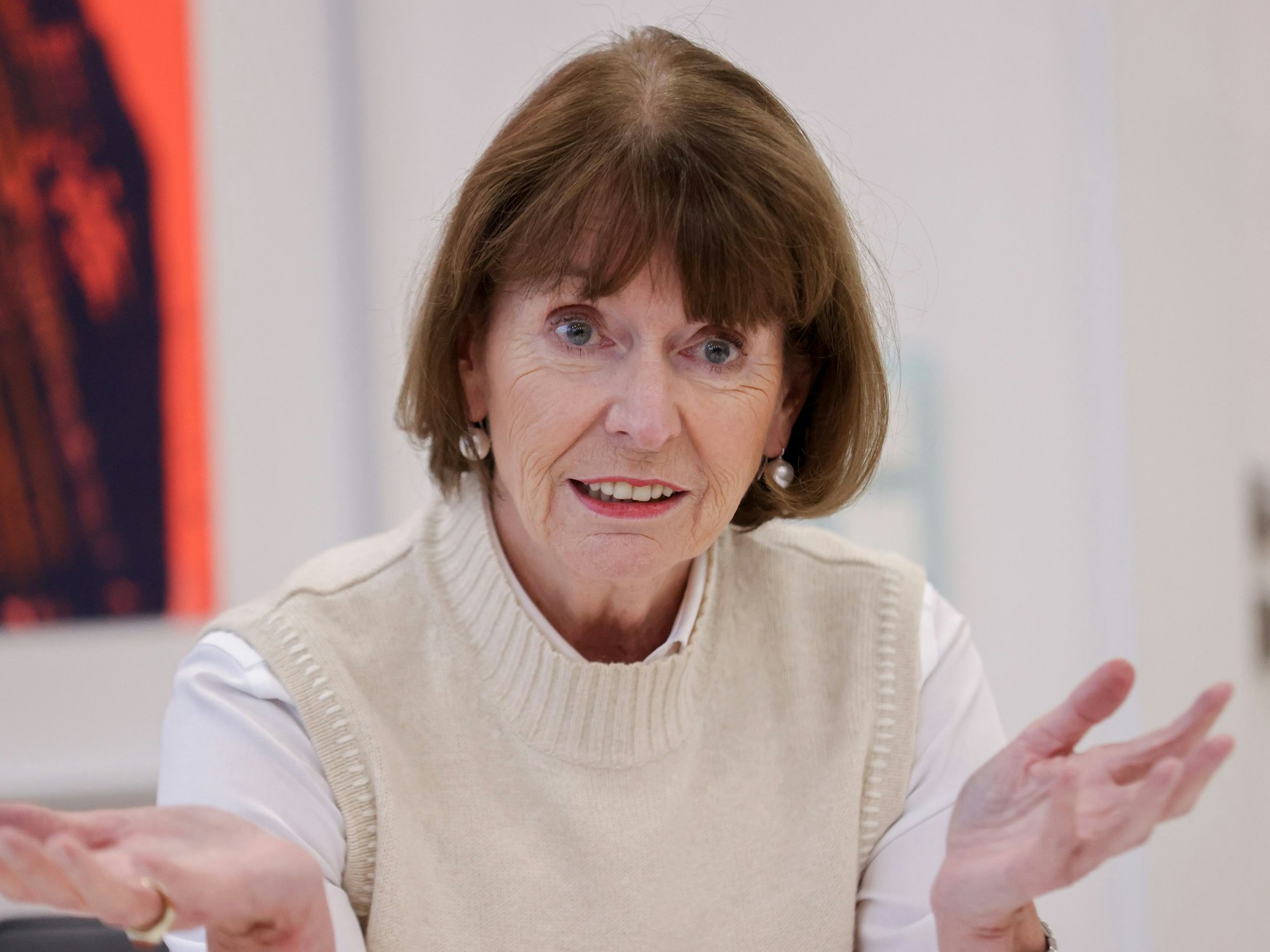 Henriette Reker gestikuliert bei einem Interview und schaut ihrem Gesprächspartner in die Augen.