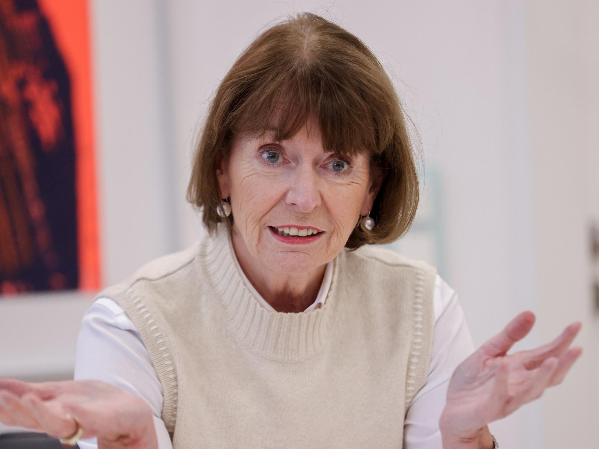 Henriette Reker gestikuliert bei einem Interview und schaut ihrem Gesprächspartner in die Augen.
