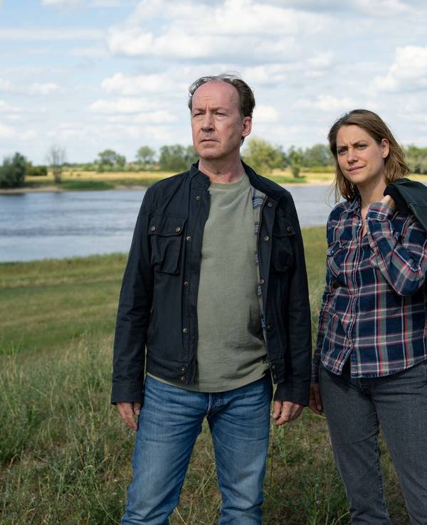 Jakob Stiller (Ulrich Noethen) und Kira Engelmann (Bettina Burchard) ermitteln in einem Mordfall.