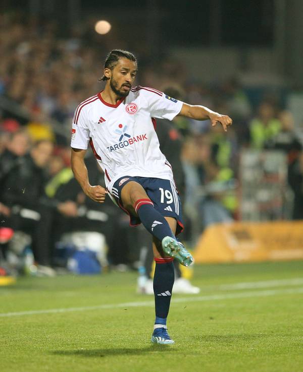 Emmanuel Iyoha spielt den Ball.