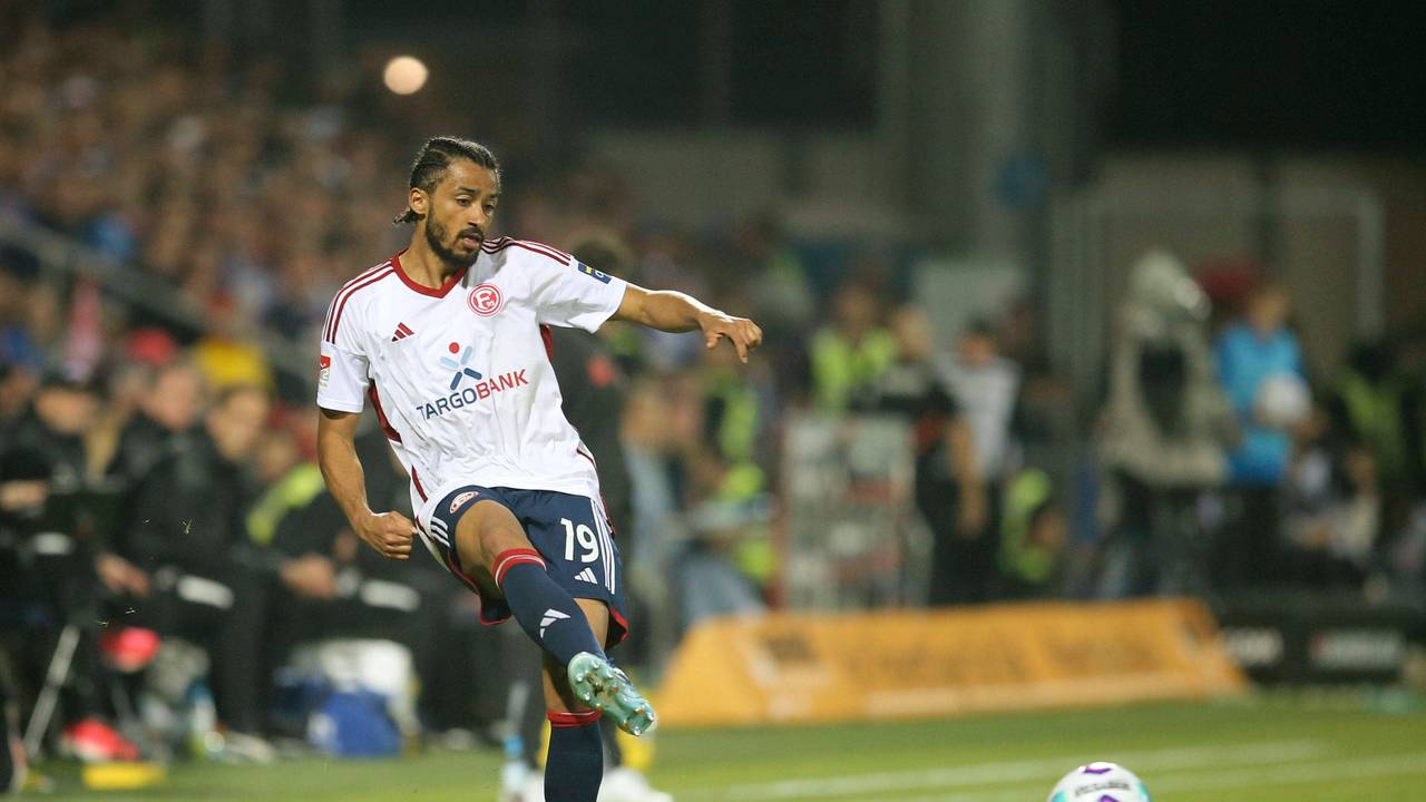Emmanuel Iyoha spielt den Ball.