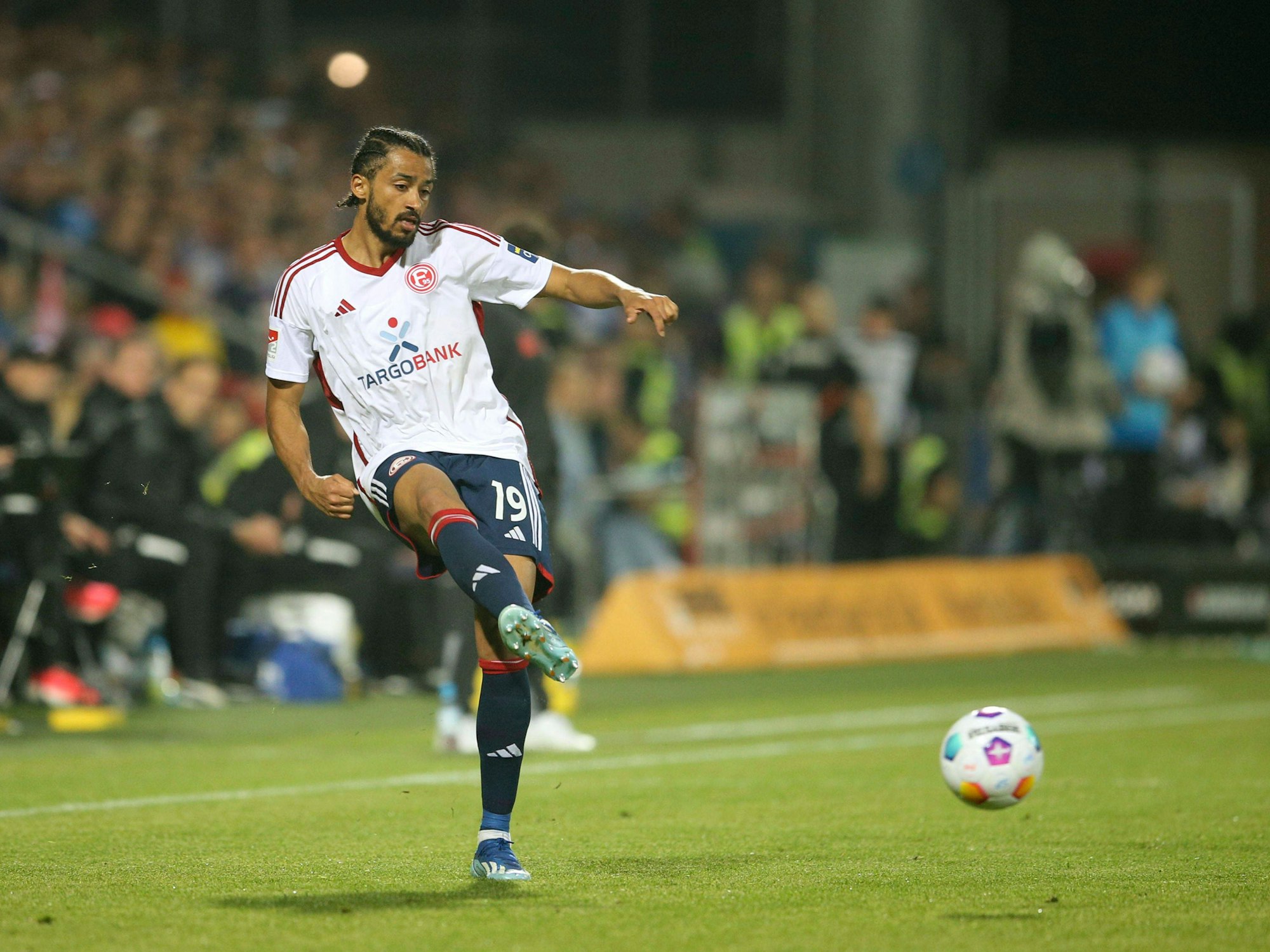 Emmanuel Iyoha spielt den Ball.