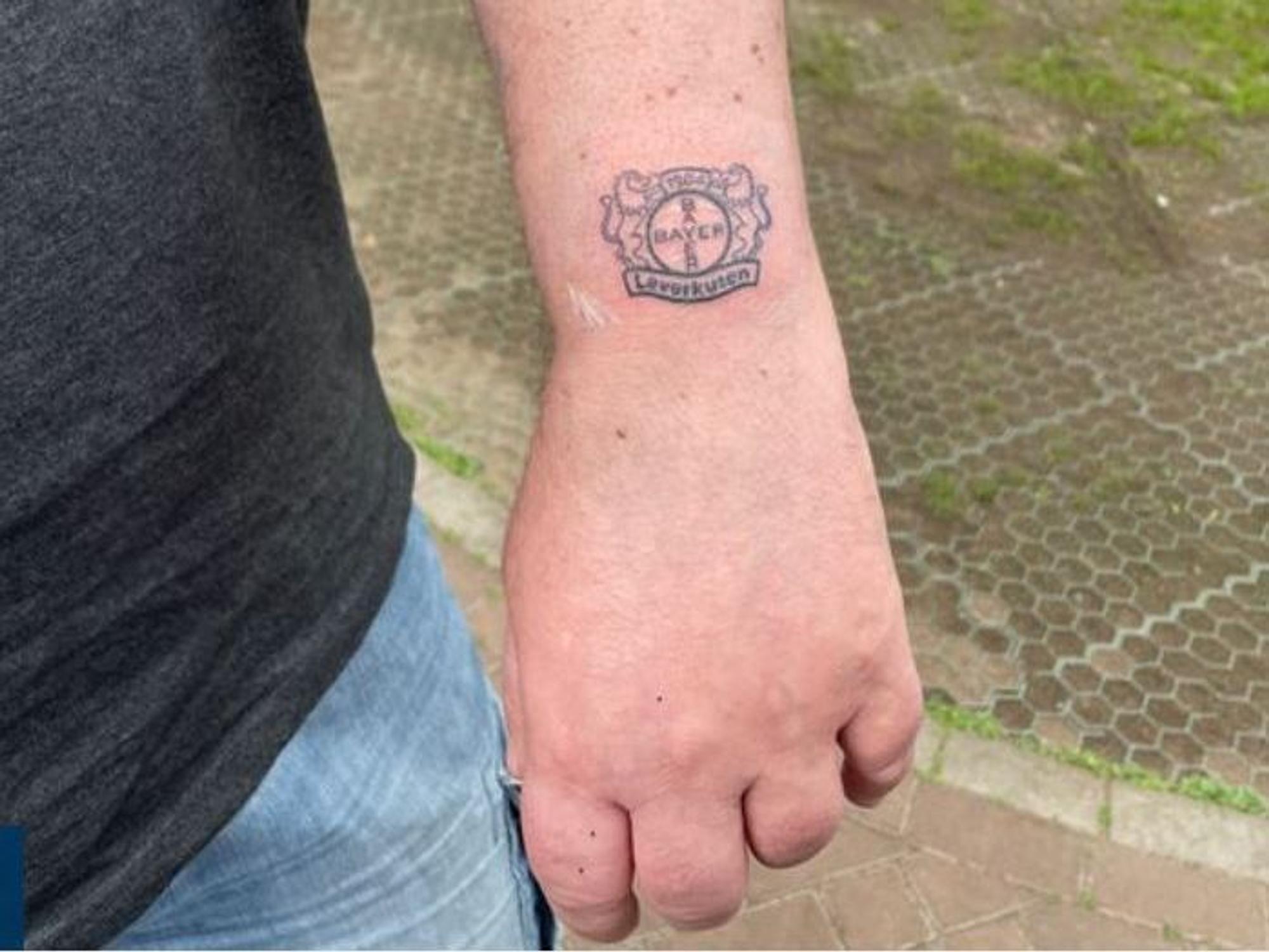 Fan Markus Büttgenbach ließ sich das Bayer-Wappen stechen.