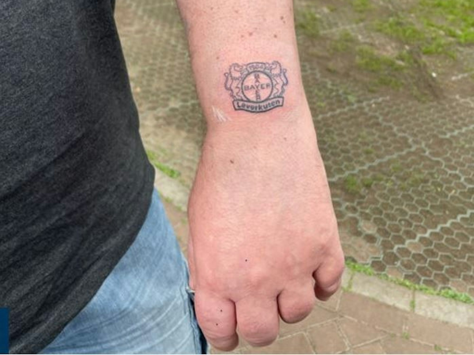 Fan Markus Büttgenbach ließ sich das Bayer-Wappen stechen.