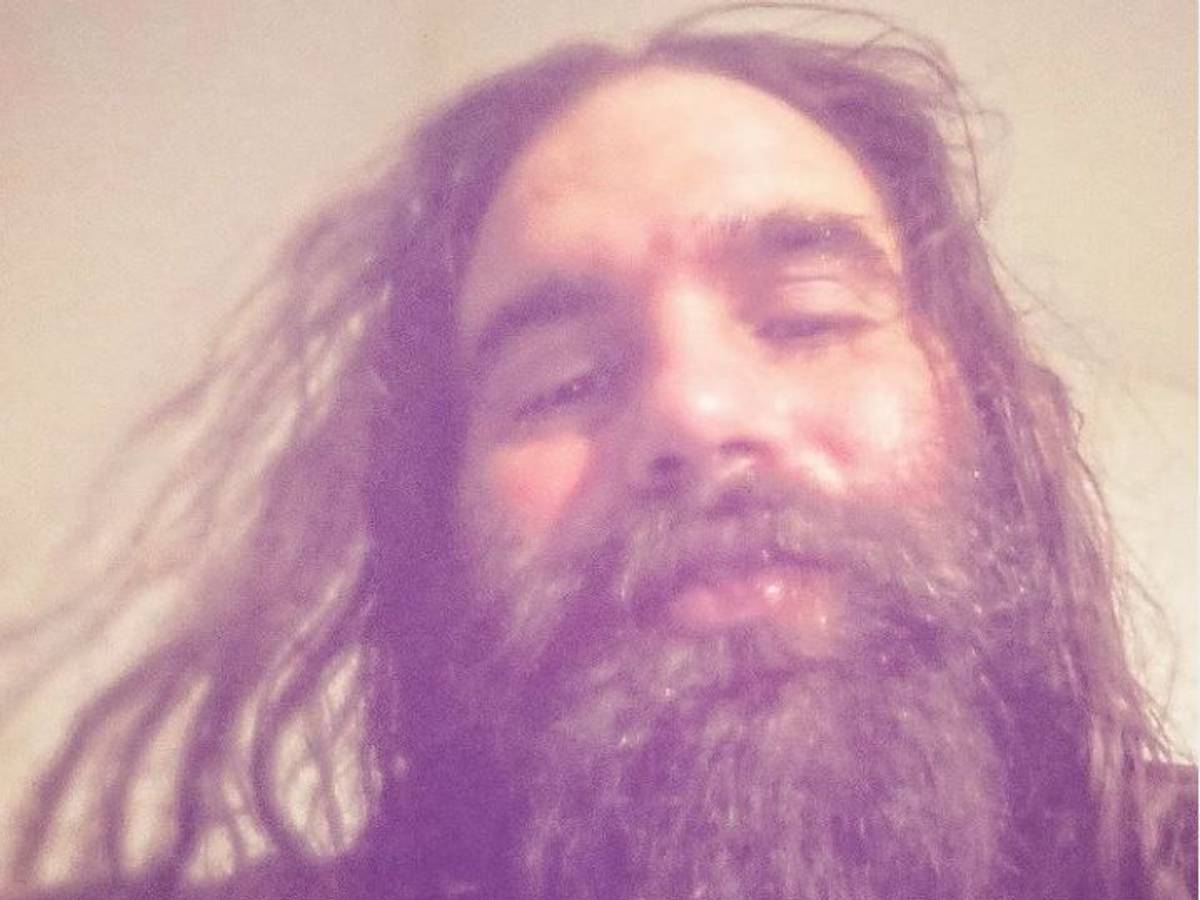 David Ortega zeigt sich mit langen Haaren und Vollbart