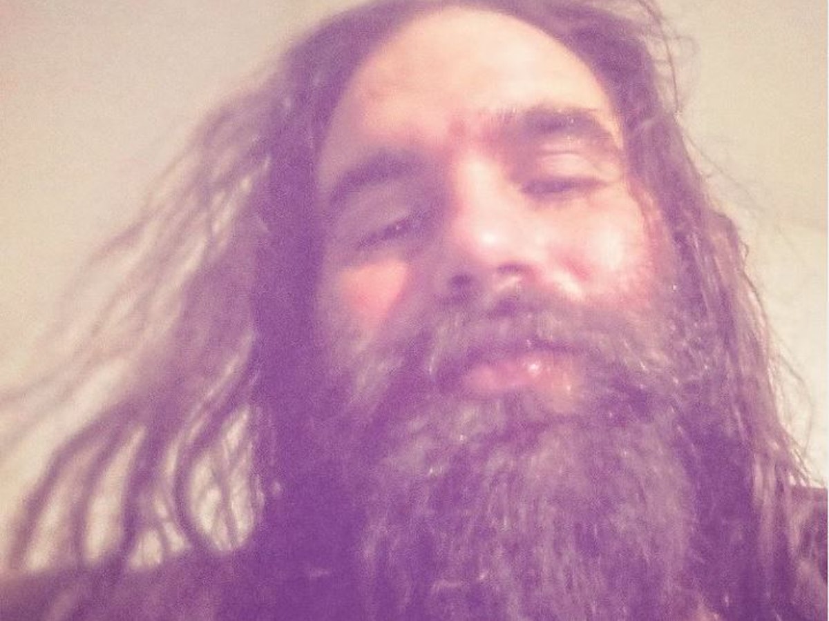 David Ortega zeigt sich mit langen Haaren und Vollbart