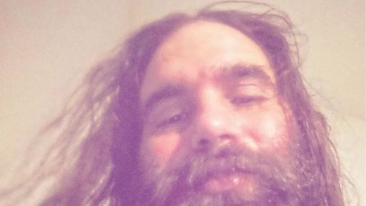 David Ortega zeigt sich mit langen Haaren und Vollbart