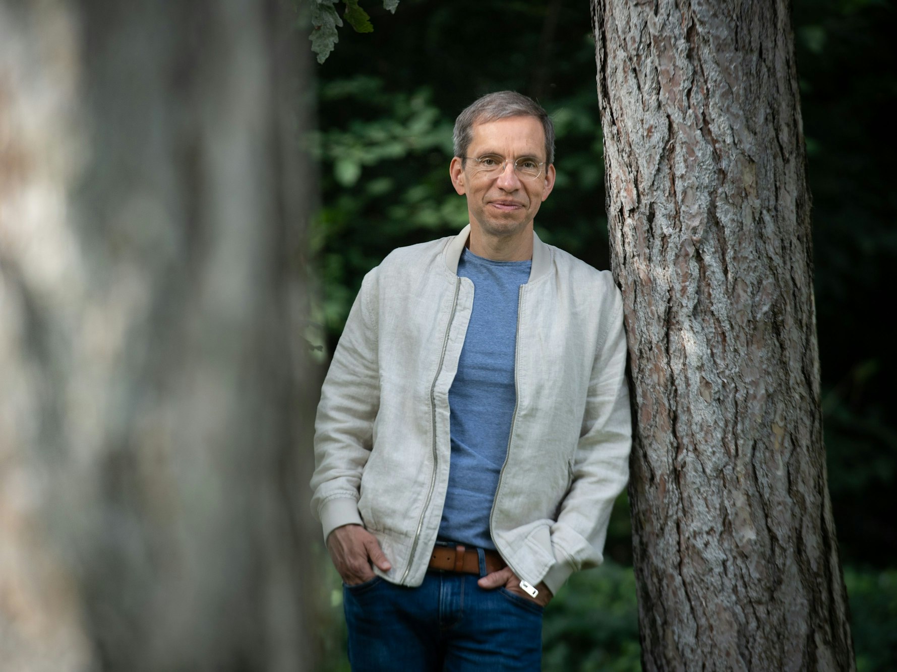 Jens Söring steht im Palmengarten in Frankfurt