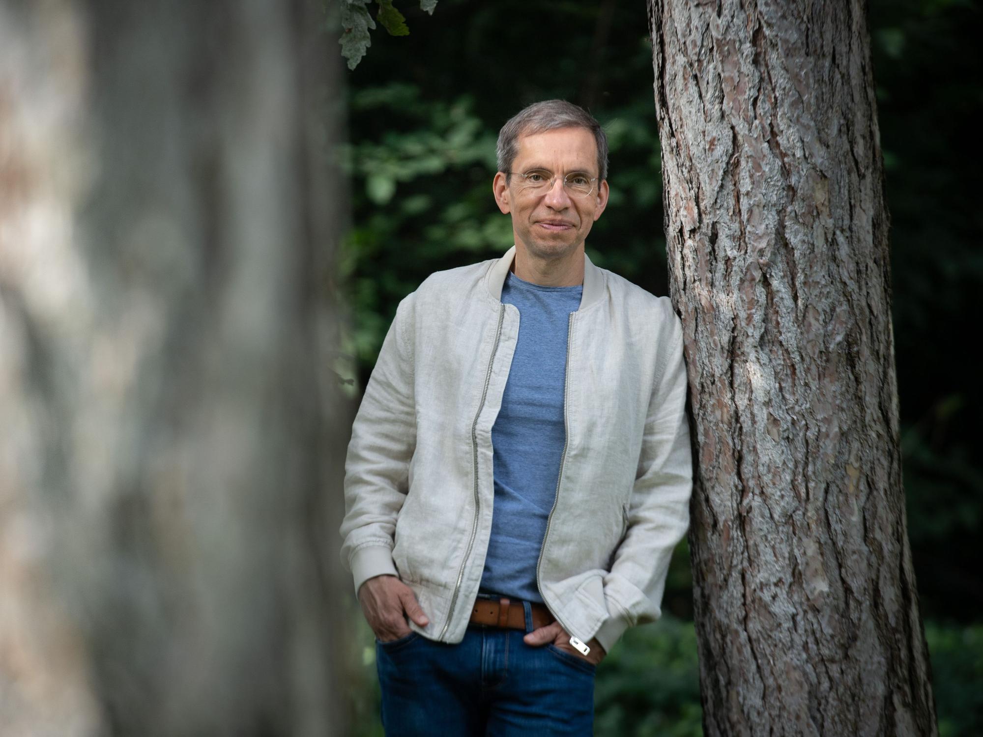 Jens Söring steht im Palmengarten in Frankfurt