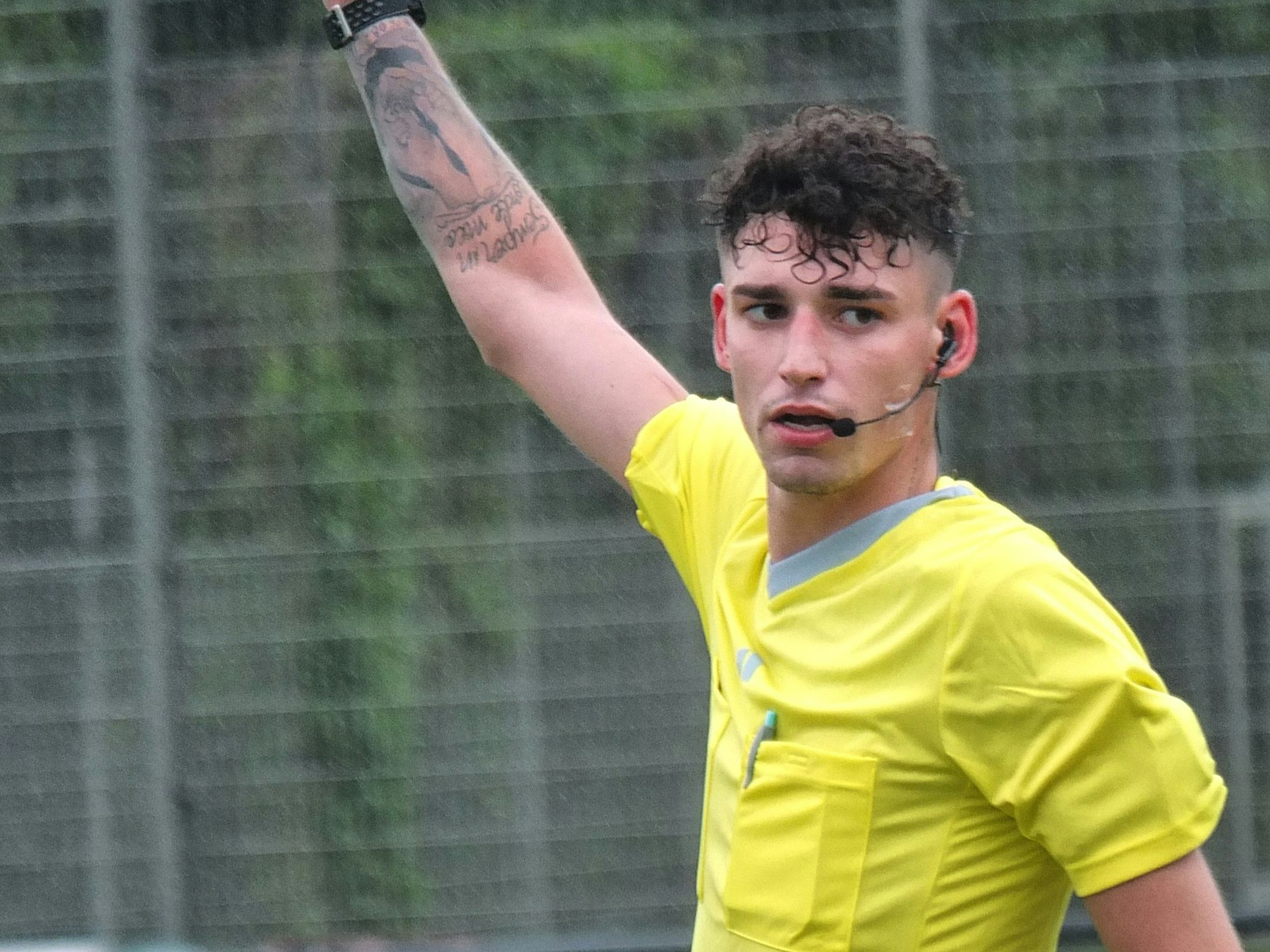 Ein Schiedsrichter auf einem Fußballfeld.