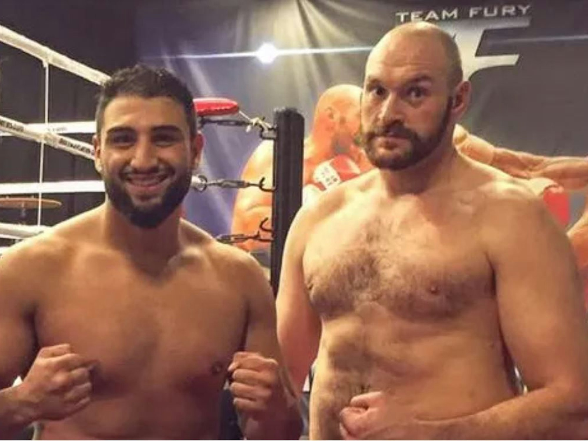 Herausforderer Agit Kabayel und Weltmeister Tyson Fury posen vorm Ring.