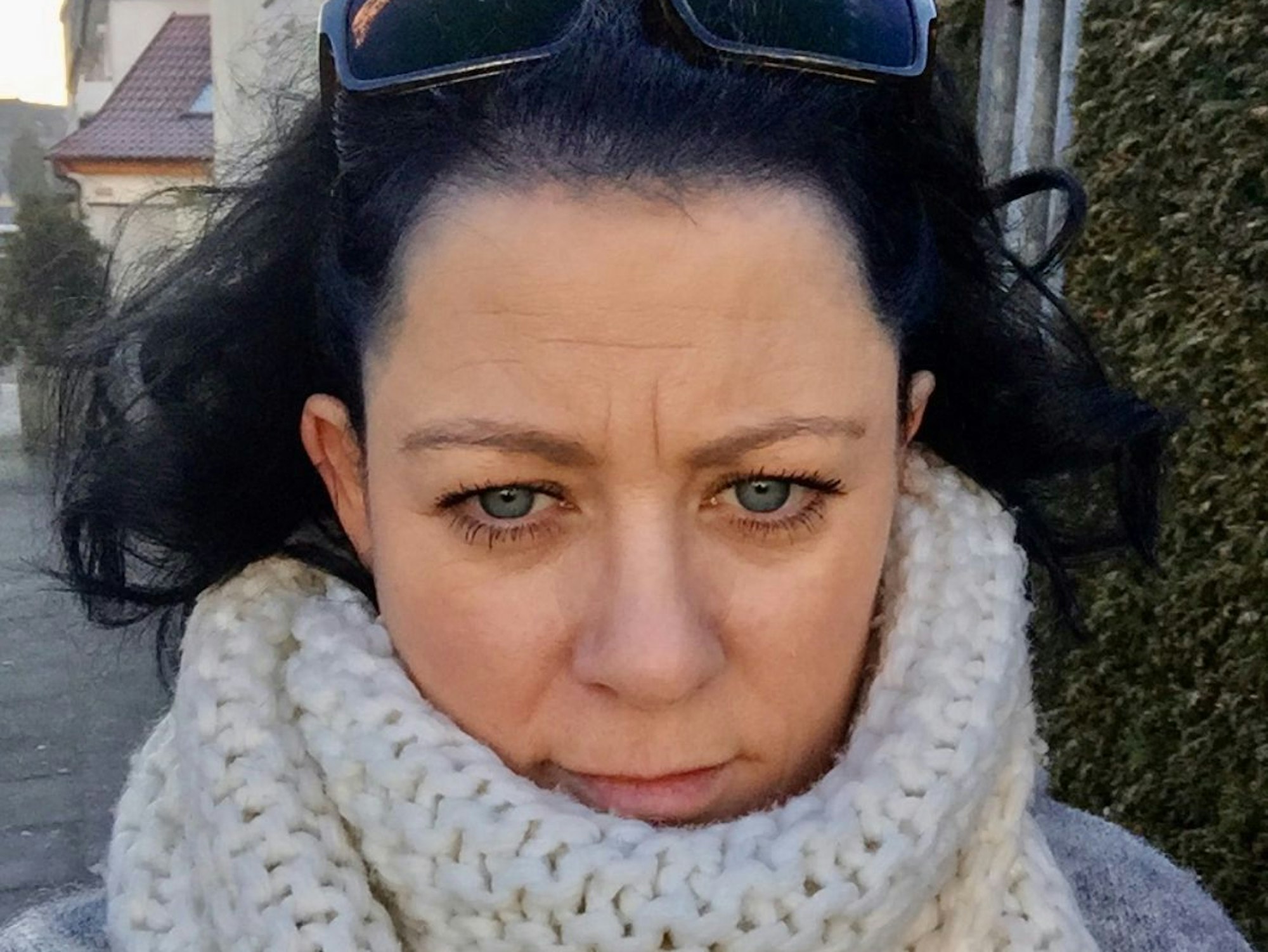 Eine Frau schaut in die Kamera.