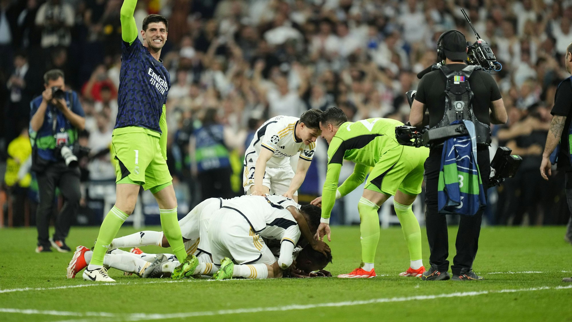 Real Madrid feiert gegen den FC Bayern den dramatischen Einzug ins Finale der Champions League.