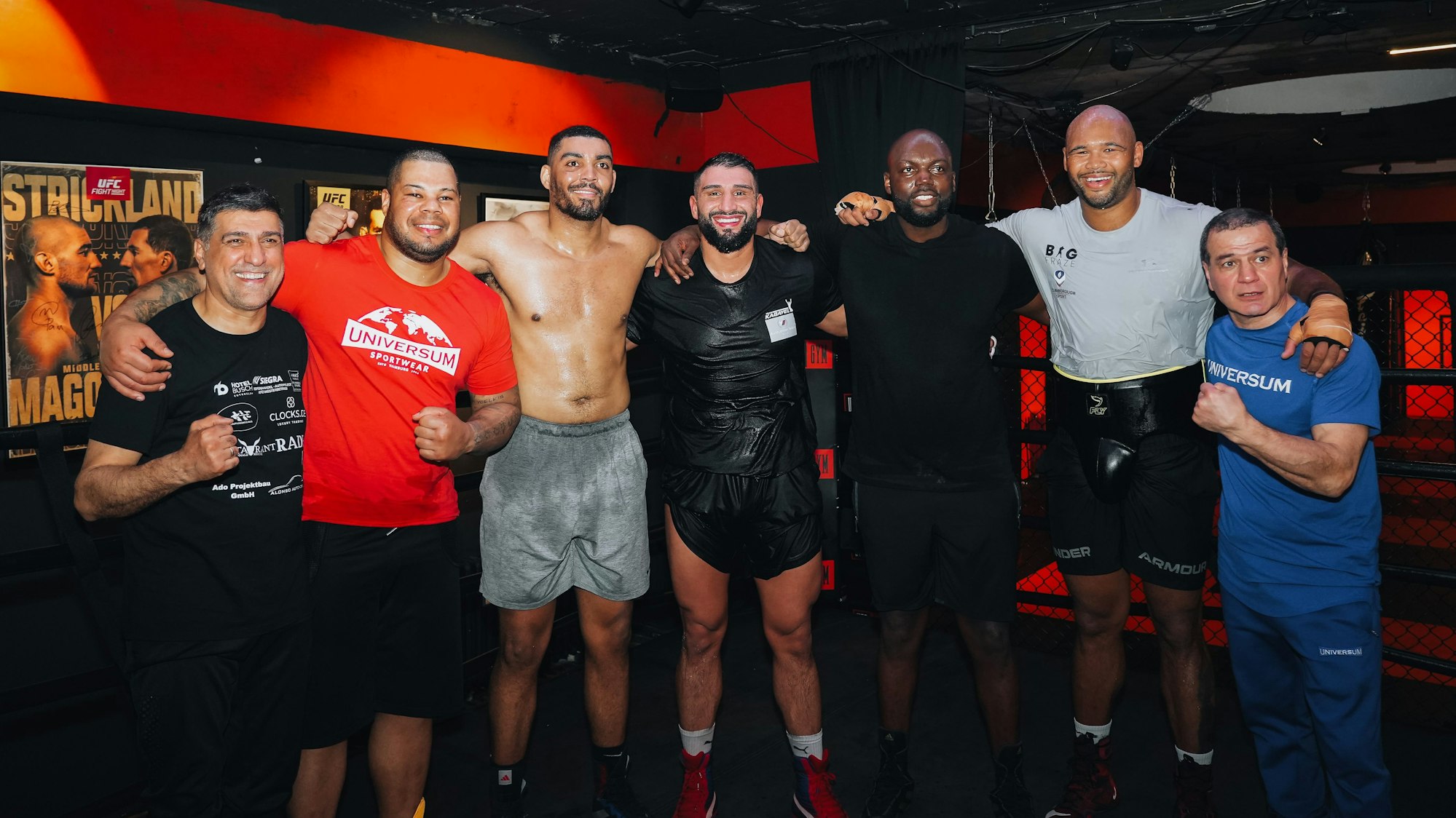 Der Leverkusener Boxer Agit Kabayel bereitet sich im Training mit Charr-Coach Sükrü Aksu (l.) auf den Kampf gegen Frank Sanchez vor.
v.l. Sükrü Aksu, Jose Larduet, Solomon Dacres, Agit Kabayel, Jack Mulowayi, Frazer Clarke, Artur Grygorian
