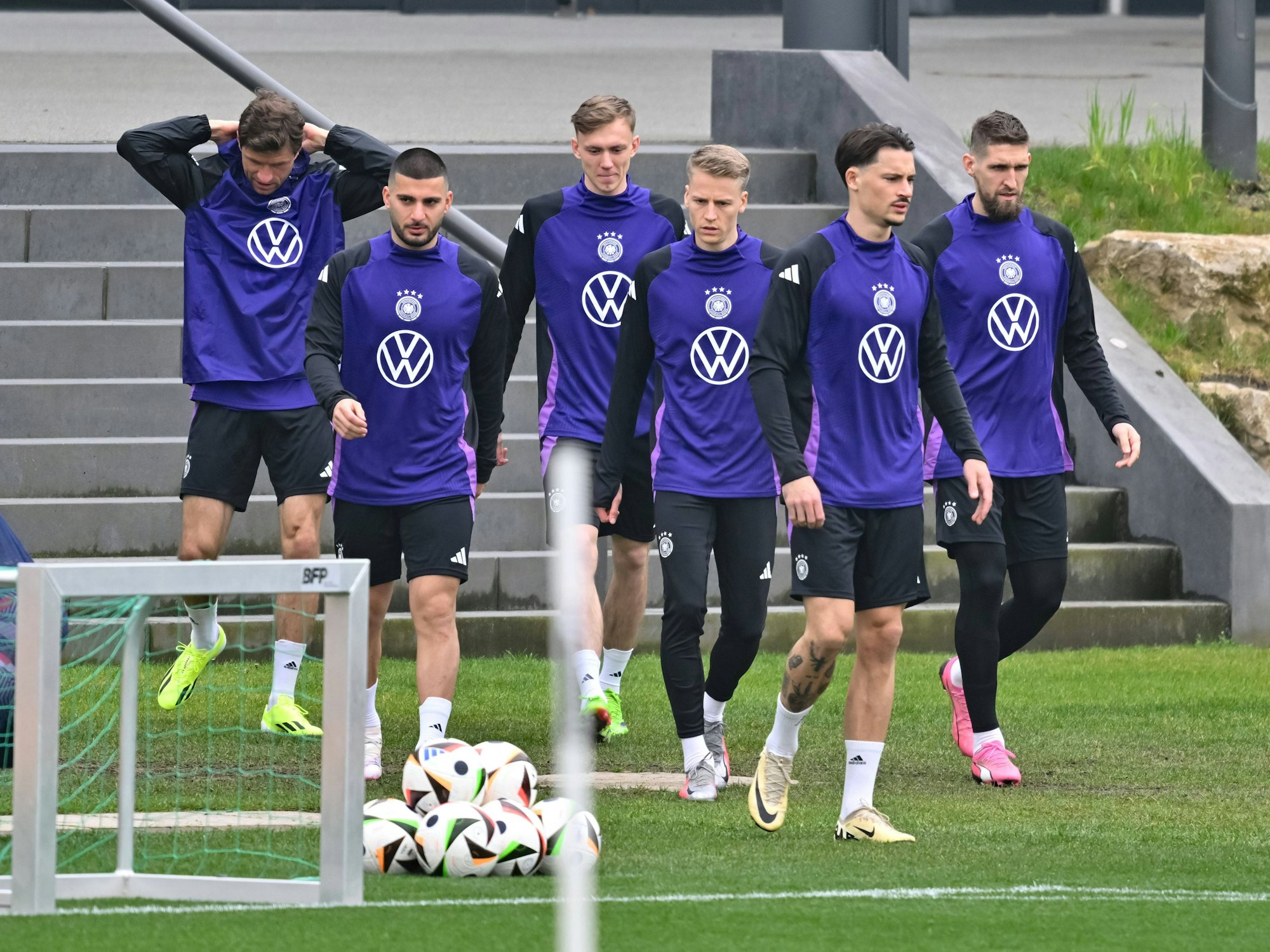 Robin Koch und Chris Führich (2. und 3. v.r.), hier am 19. März 2024 im Training der Nationalmannschaft, stehen im EM-Kader von Trainer Julian Nagelsmann.