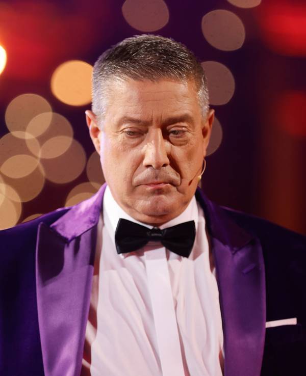 Joachim Llambi, Jurymitglied, steht in der RTL-Tanzshow „Let's Dance“ in den Kulissen des Musicals „Moulin Rouge!“, hier im Mai 2024 in Köln.