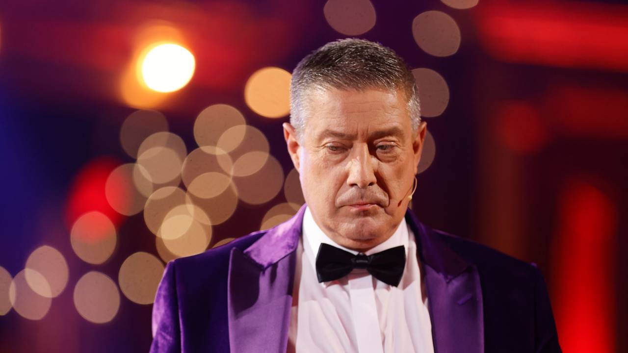 Joachim Llambi, Jurymitglied, steht in der RTL-Tanzshow „Let's Dance“ in den Kulissen des Musicals „Moulin Rouge!“, hier im Mai 2024 in Köln.