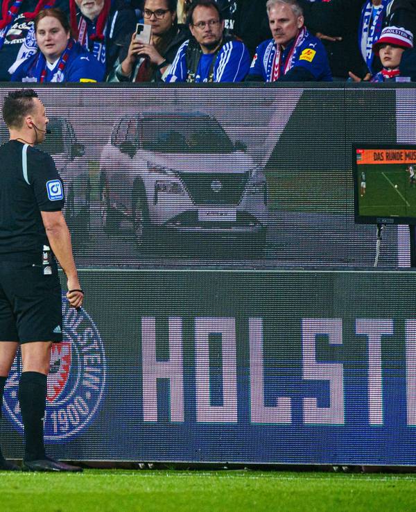 Schiedsrichter Sven Jablonski betrachtet beim Spiel Holstein Kiel gegen Fortuna Düsseldorf eine Szene am Video-Bildschirm.