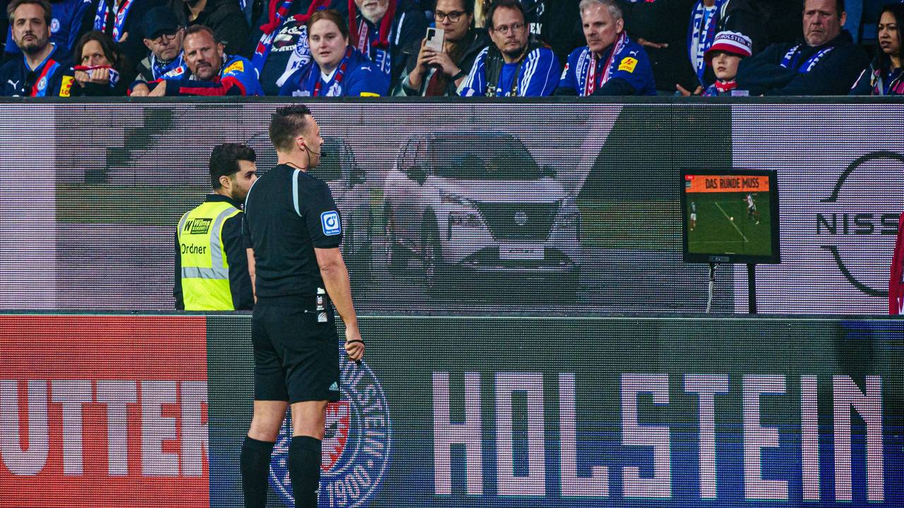 Schiedsrichter Sven Jablonski betrachtet beim Spiel Holstein Kiel gegen Fortuna Düsseldorf eine Szene am Video-Bildschirm.