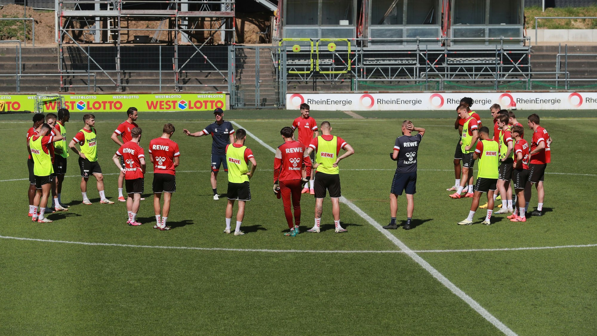Timo Schultz und seine Spieler am 14. Mai 2024 im Training des 1. FC Köln.Herbert Bucco