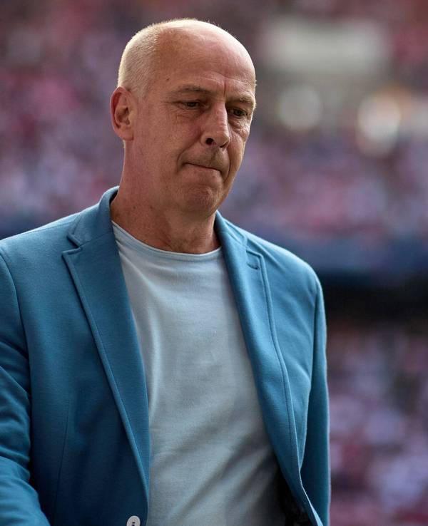 Mario Basler kommt ins Stadion.