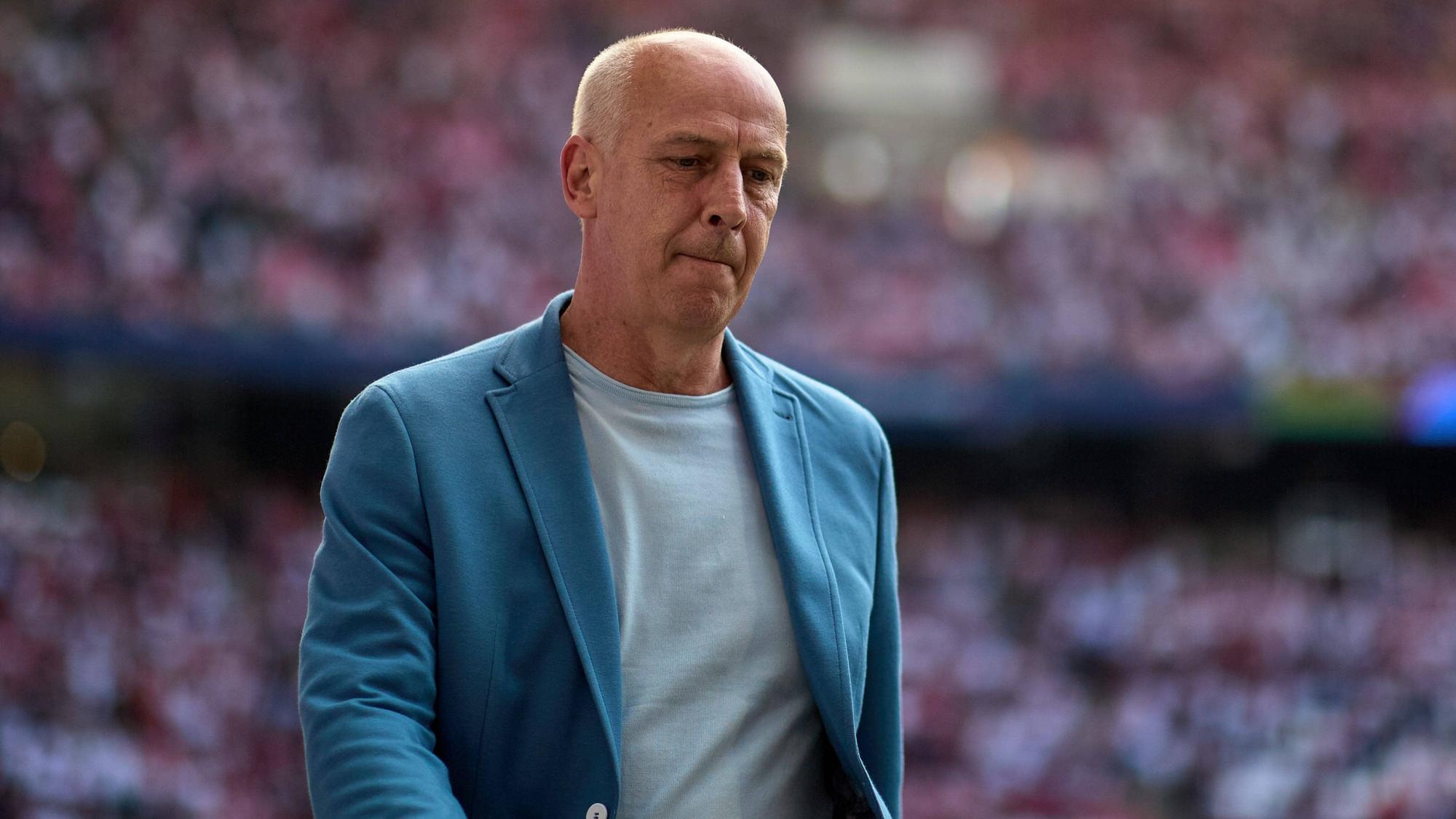 Mario Basler kommt ins Stadion.