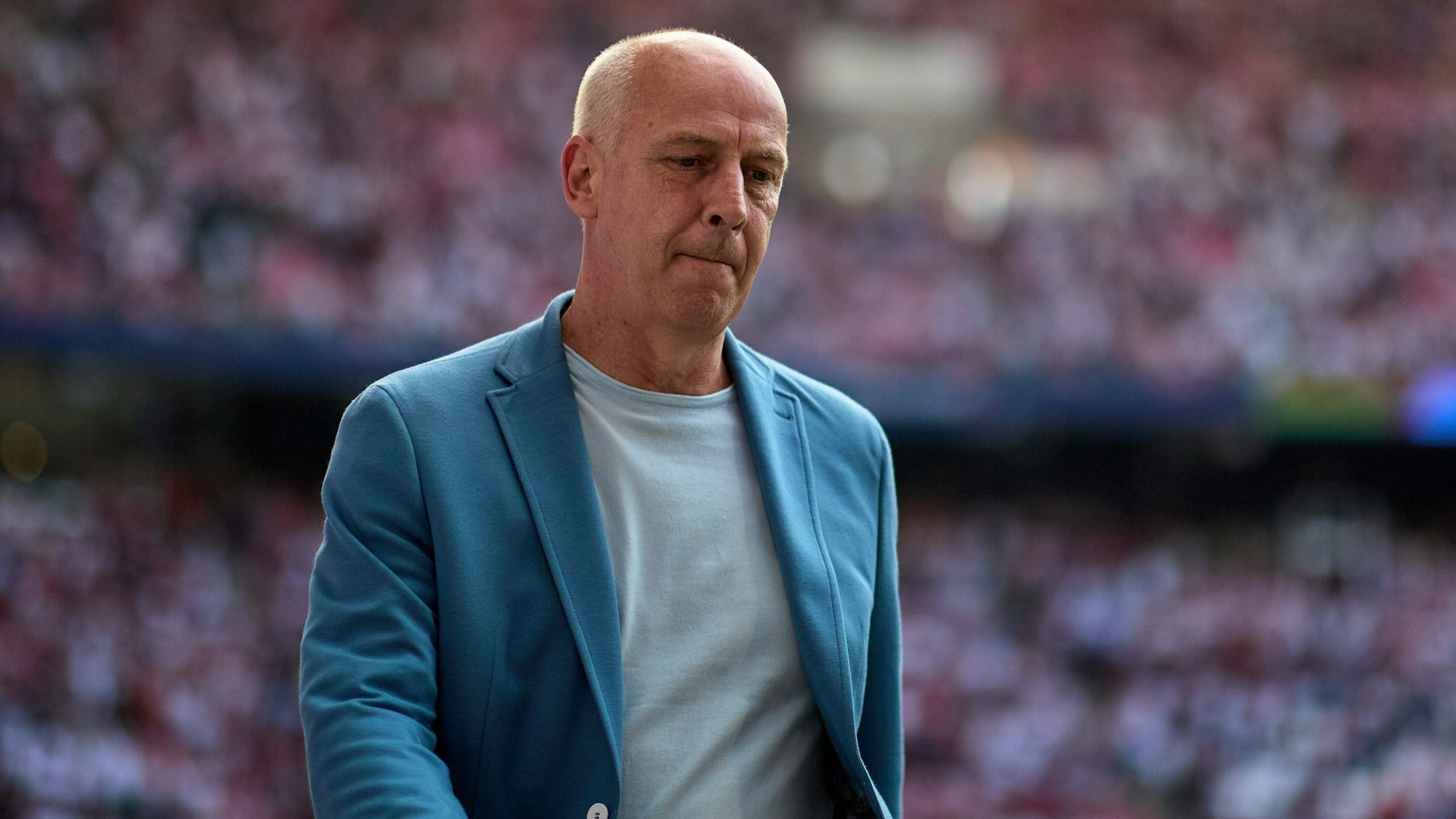 Mario Basler kommt ins Stadion.