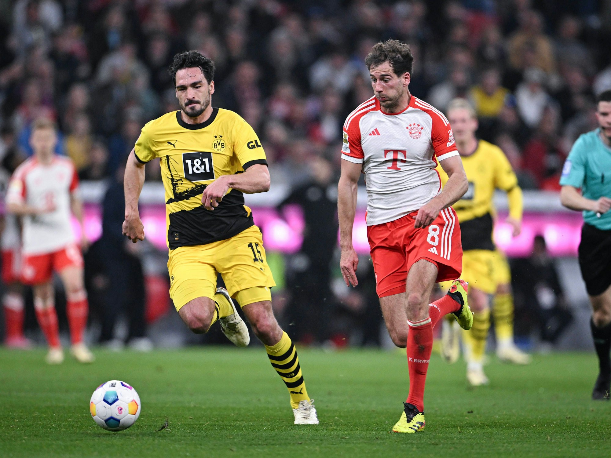 Mats Hummels (l.) und Leon Goretzka im Spiel zwischen dem FC Bayern München und Borussia Dortmund am 30. März 2024.