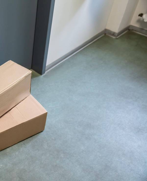 Als eine Kundin ihr Paket öffnet, findet sie das bestellte Induktionskochfeld kaputt vor (Symbolbild).