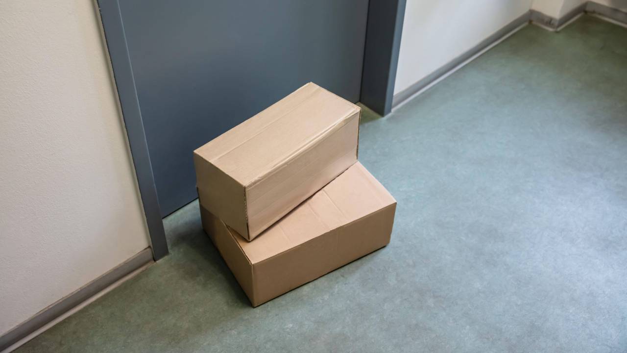 Als eine Kundin ihr Paket öffnet, findet sie das bestellte Induktionskochfeld kaputt vor (Symbolbild).