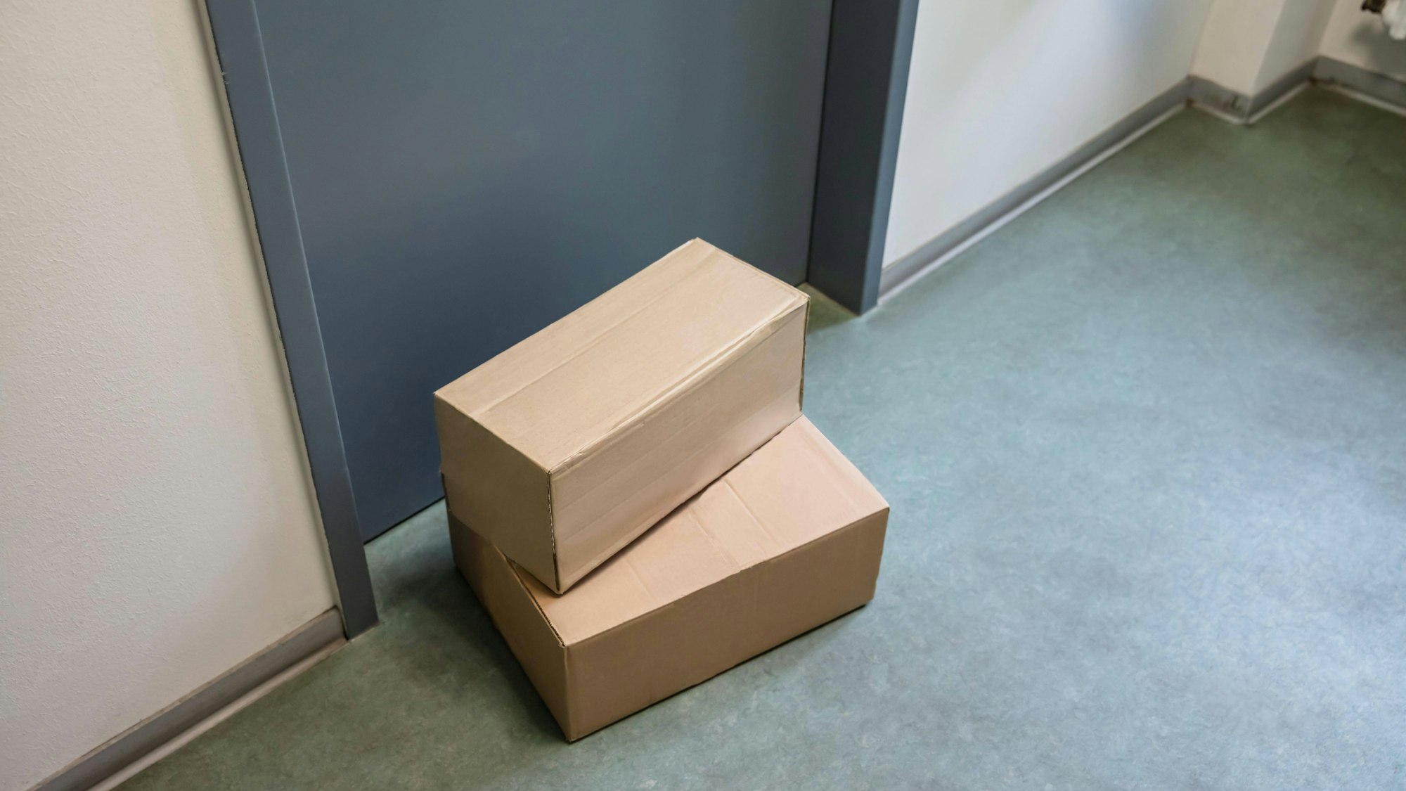 Als eine Kundin ihr Paket öffnet, findet sie das bestellte Induktionskochfeld kaputt vor (Symbolbild).