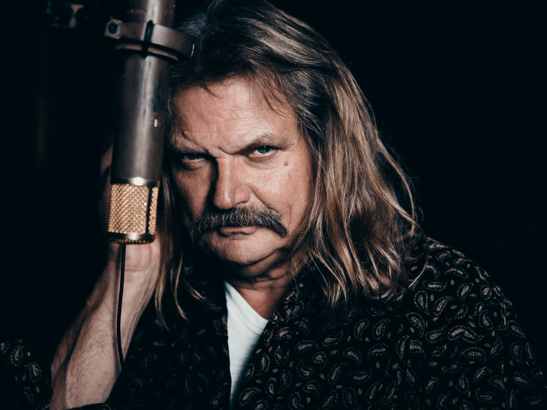 Schlagzeuger Leslie Mandoki im Studio.