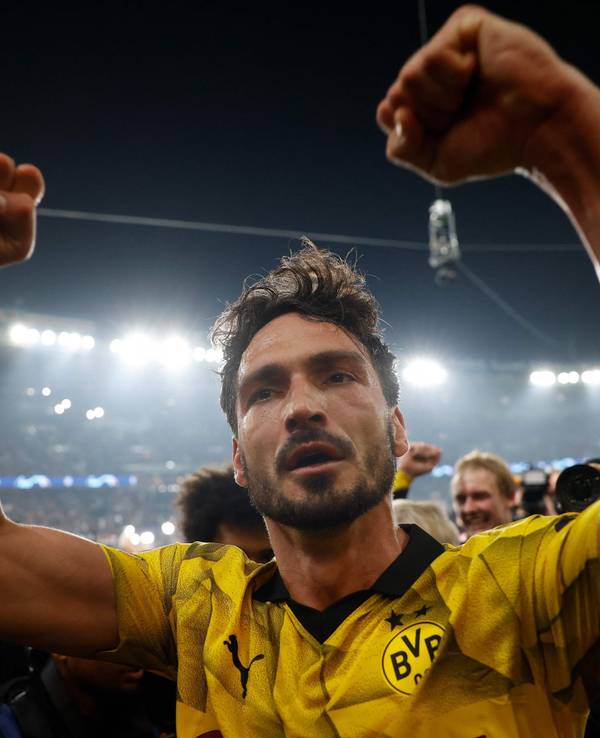 Mats Hummels jubelt nach einem Spiel von Borussia Dortmund in der Champions League.