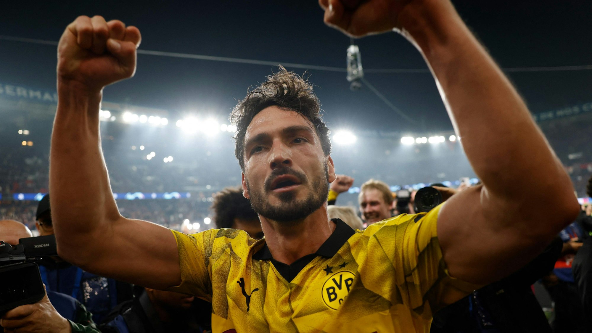 Mats Hummels jubelt im Trikot von Borussia Dortmund.