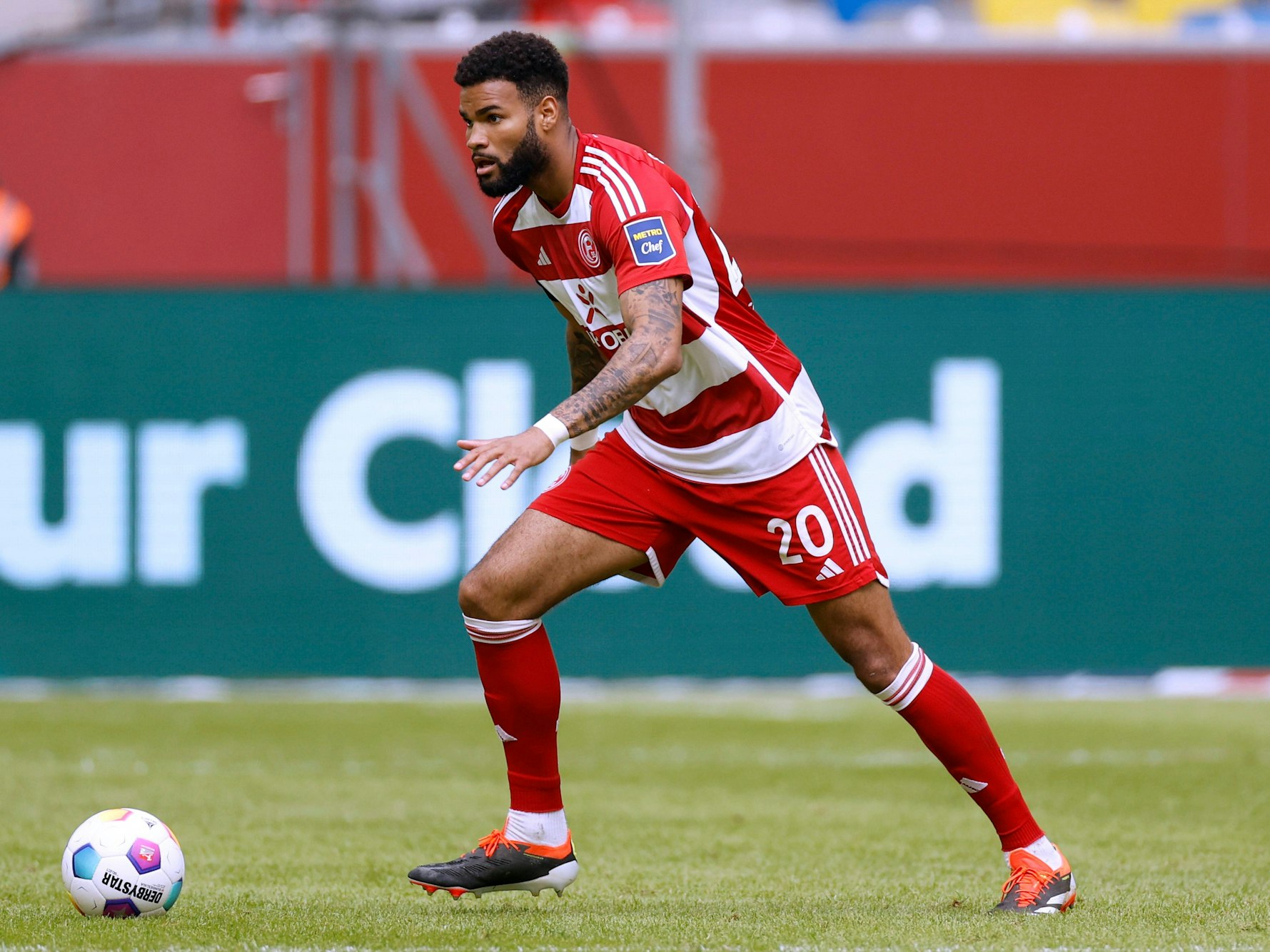 Fortuna Düsseldorfs Abwehrspieler Jamil Siebert führt den Ball im Spiel gegen Greuther Fürth.