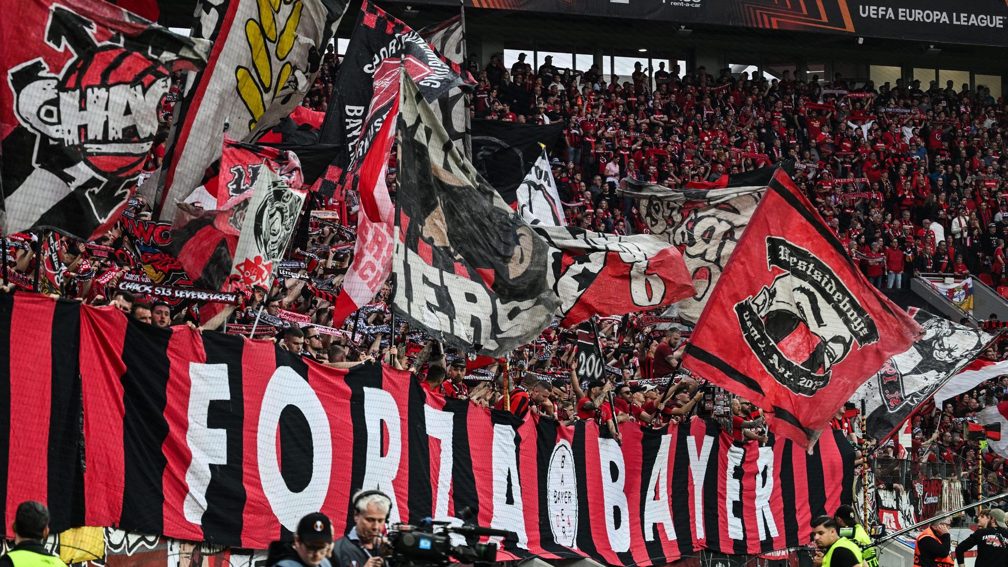 Die Fans von Bayer Leverkusen in der BayArena.