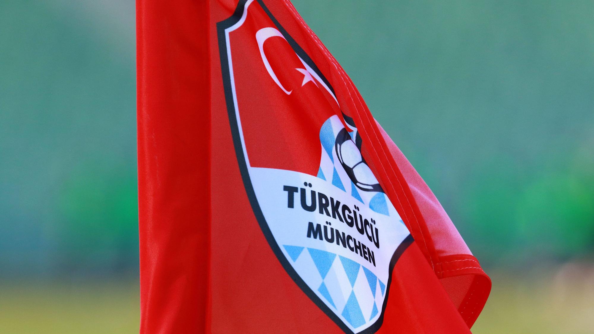 Die Eckfahne mit dem Wappen von Türkgücü München.