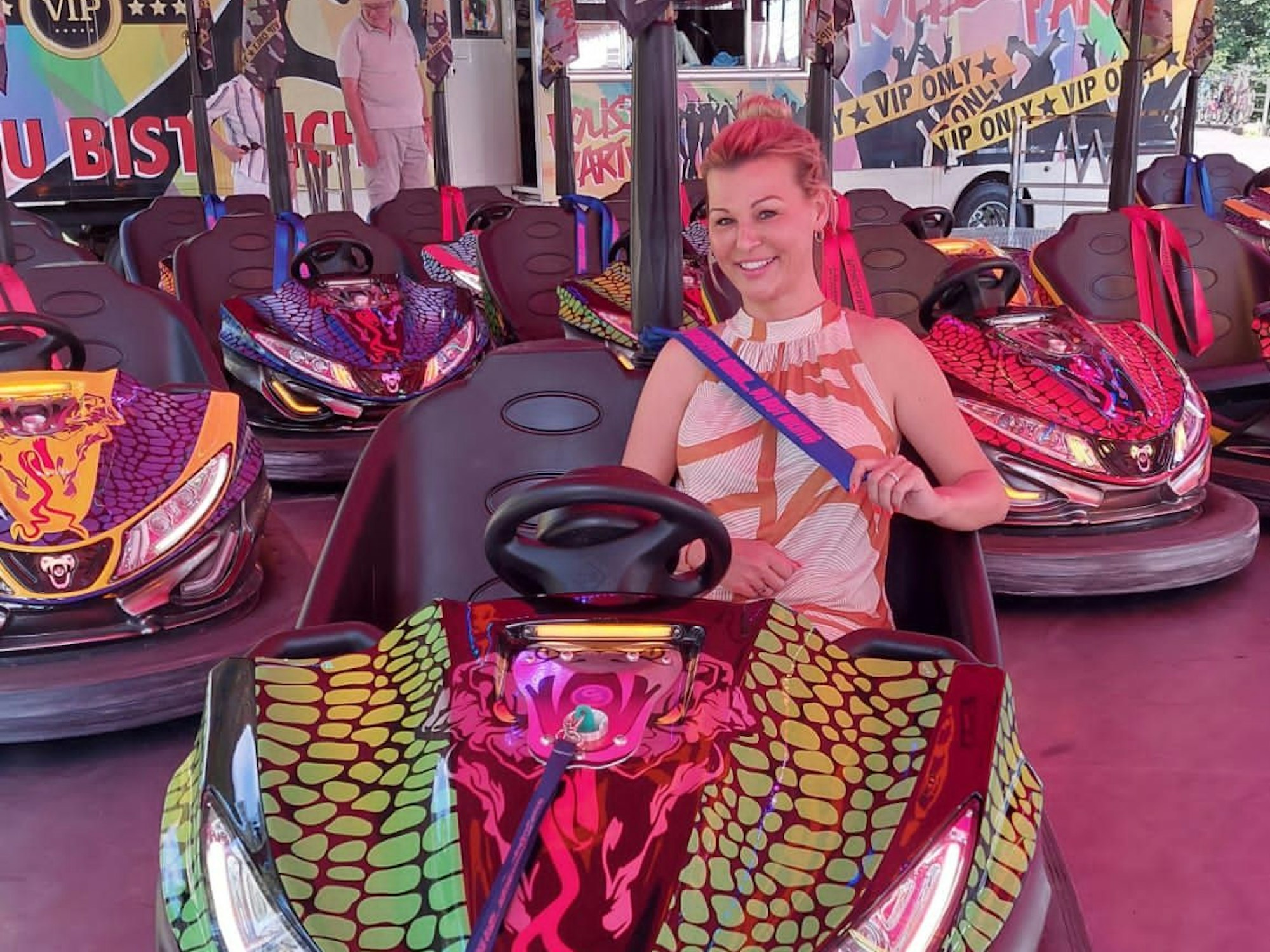 Jenny Weber sitzt in einem Autoscooter.