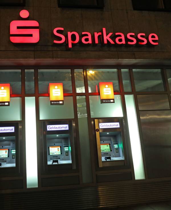 Akne und Magengeschwüre durch Geldscheine? Neue Studien liefern eklige Ergebnisse. Unser Archivfoto zeigt die Fassade einer Sparkasse in Köln (2021).