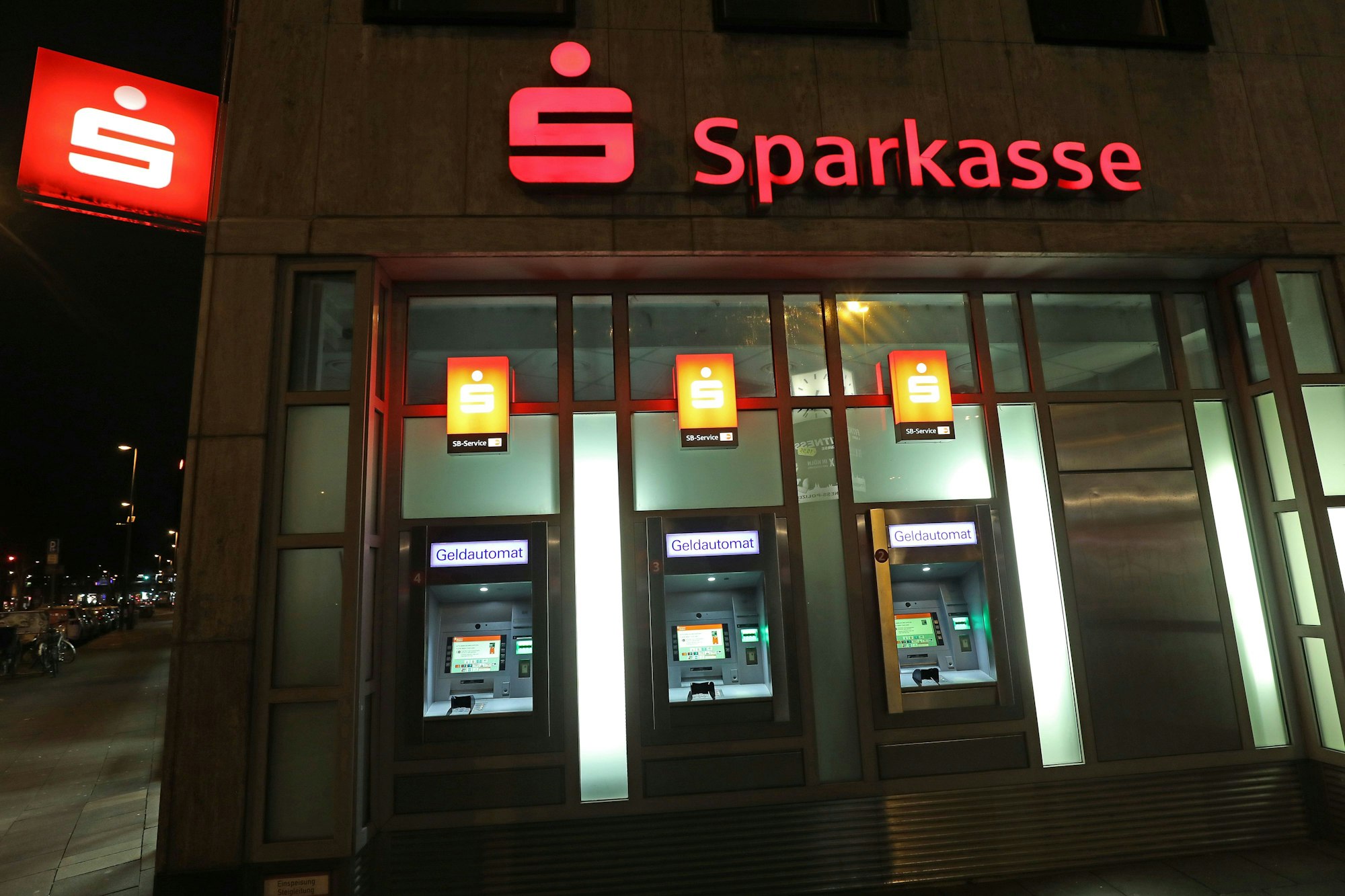 Akne und Magengeschwüre durch Geldscheine? Neue Studien liefern eklige Ergebnisse. Unser Archivfoto zeigt die Fassade einer Sparkasse in Köln (2021).