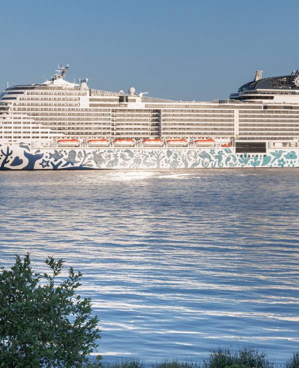 Das LNG betriebene Kreuzfahrtschiff «MSC Euribia» läuft zum ersten Mal im Kieler Hafen ein.