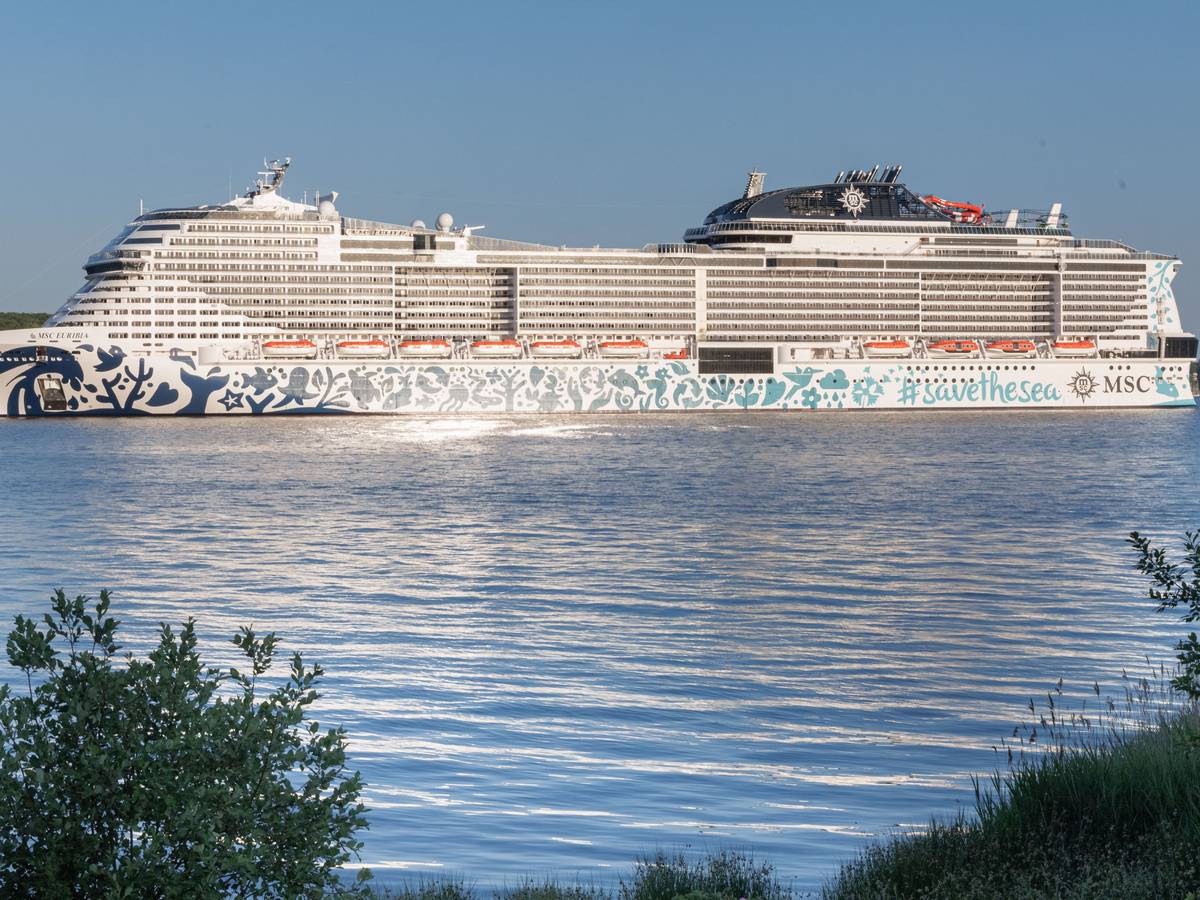 Das LNG betriebene Kreuzfahrtschiff «MSC Euribia» läuft zum ersten Mal im Kieler Hafen ein.